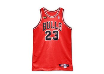 Un maillot de Jordan aux enchères atteint une estimation record