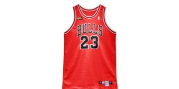 Un maillot de Jordan aux enchères atteint une estimation record
