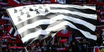 Le plus grand drapeau breton au monde déployé lors du derby Rennes-Nantes