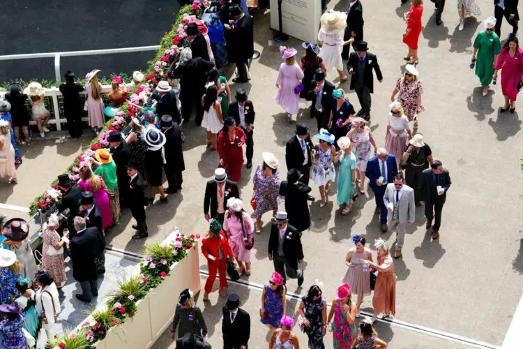 Hippisme : adieu chapeaux extravagants et hauts de forme ?