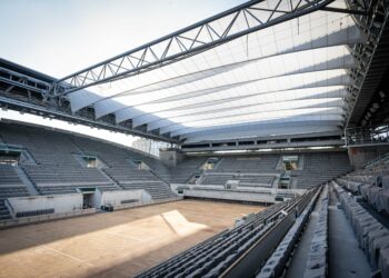 Le court Suzanne-Lenglen dévoile son nouveau toit