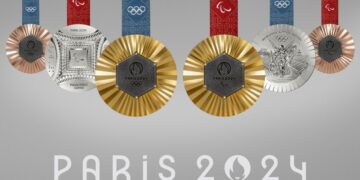 Avec de vrais morceaux de Tour Eiffel