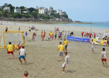 À Dinard, les écolier pratiquent le sport sur les plages…
