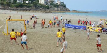 À Dinard, les écolier pratiquent le sport sur les plages…
