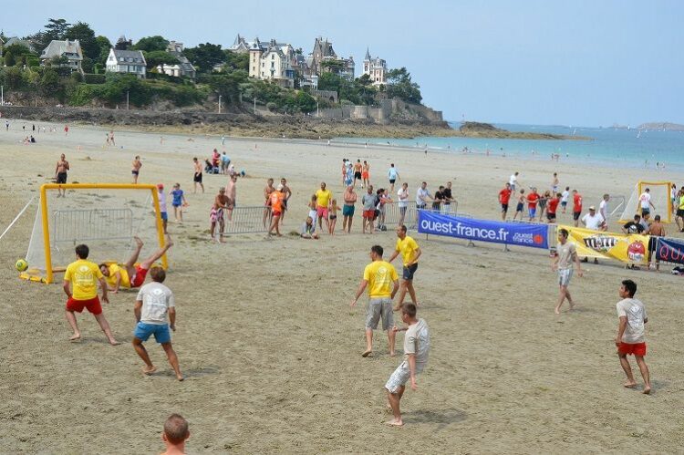 À Dinard, les écolier pratiquent le sport sur les plages…