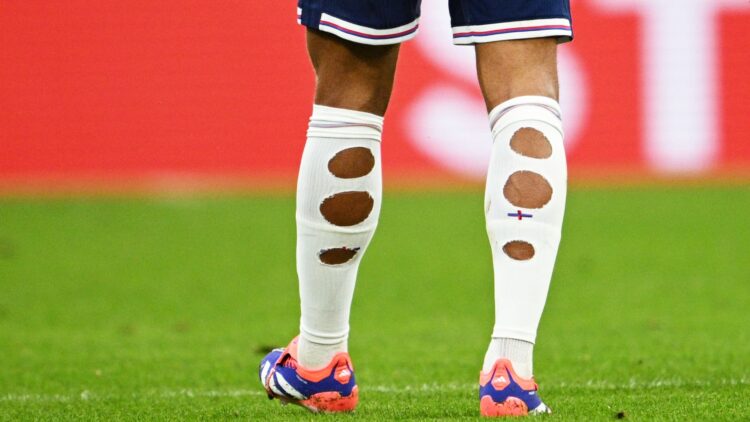 La FIFA s’attaque aux chaussettes trouées