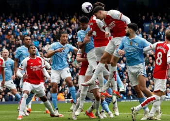 La Premier League temporise