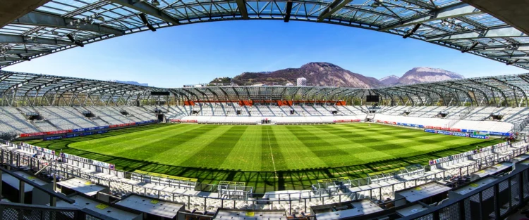 Faute de mieux, le Stade des Alpes passe en régie directe