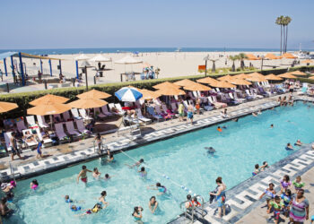 À Santa Monica, sur la plage de Los Angeles, en 2028