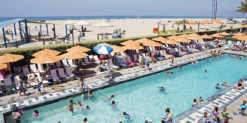 À Santa Monica, sur la plage de Los Angeles, en 2028