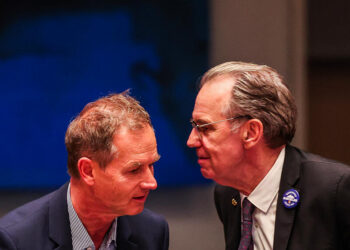 Renaud Muselier tape du poing sur la table