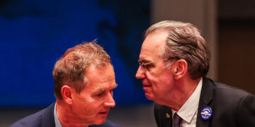 Renaud Muselier tape du poing sur la table