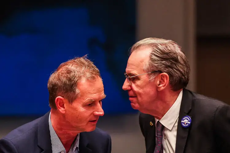 Renaud Muselier tape du poing sur la table